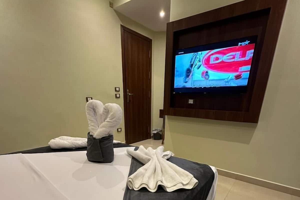 Kamer | Luxe beddengoed, donzen dekbedden, een kluis op de kamer, een bureau