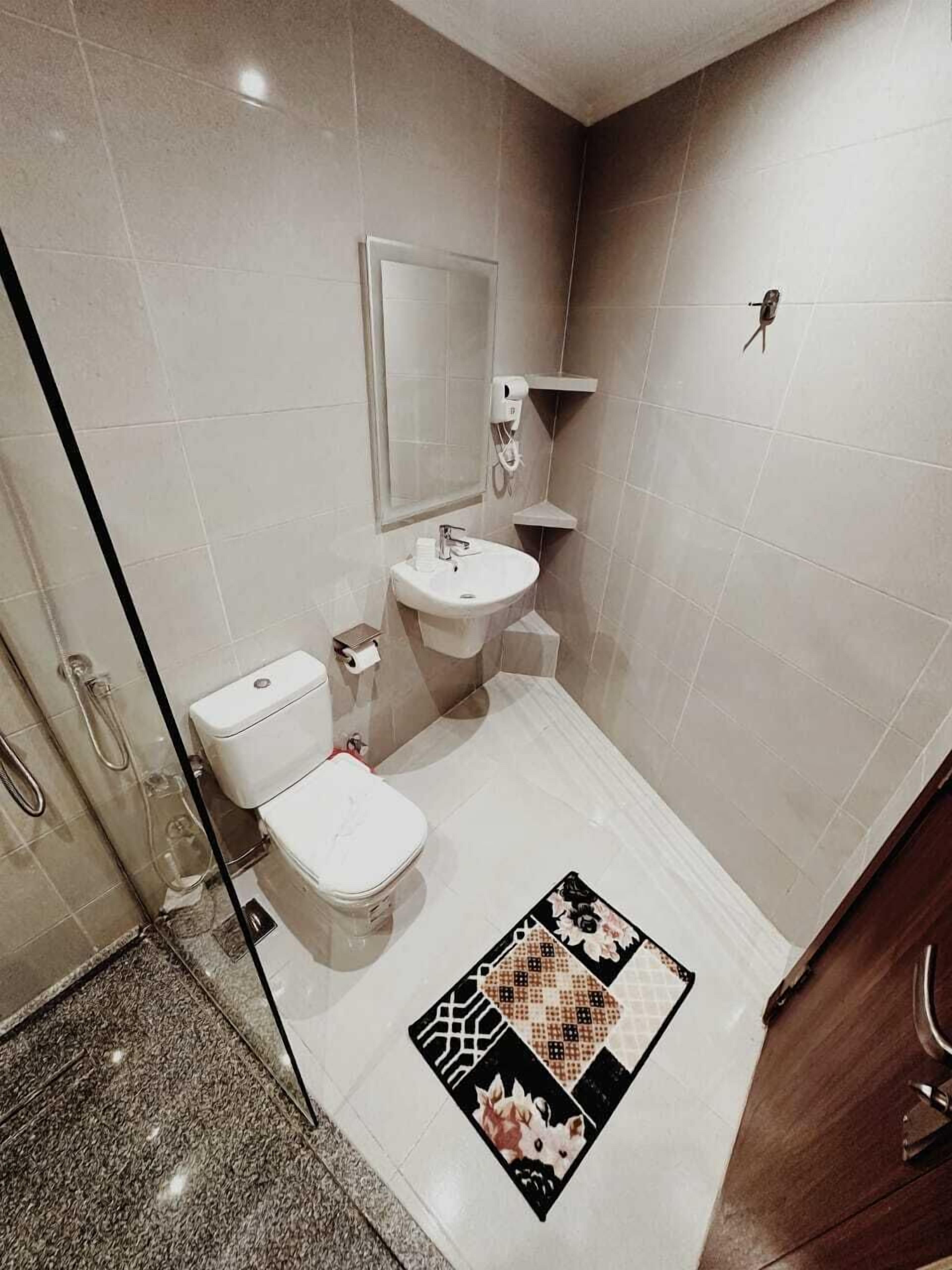 Ein Badezimmer mit Toilette, Waschbecken und Dusche.
