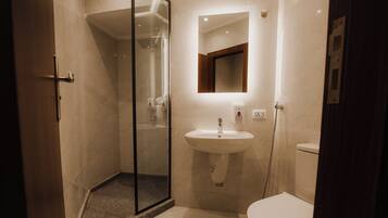 Comfort Quadruple Room | Bathroom | Hydromassage showerhead, designer toiletries, hair dryer, slippers