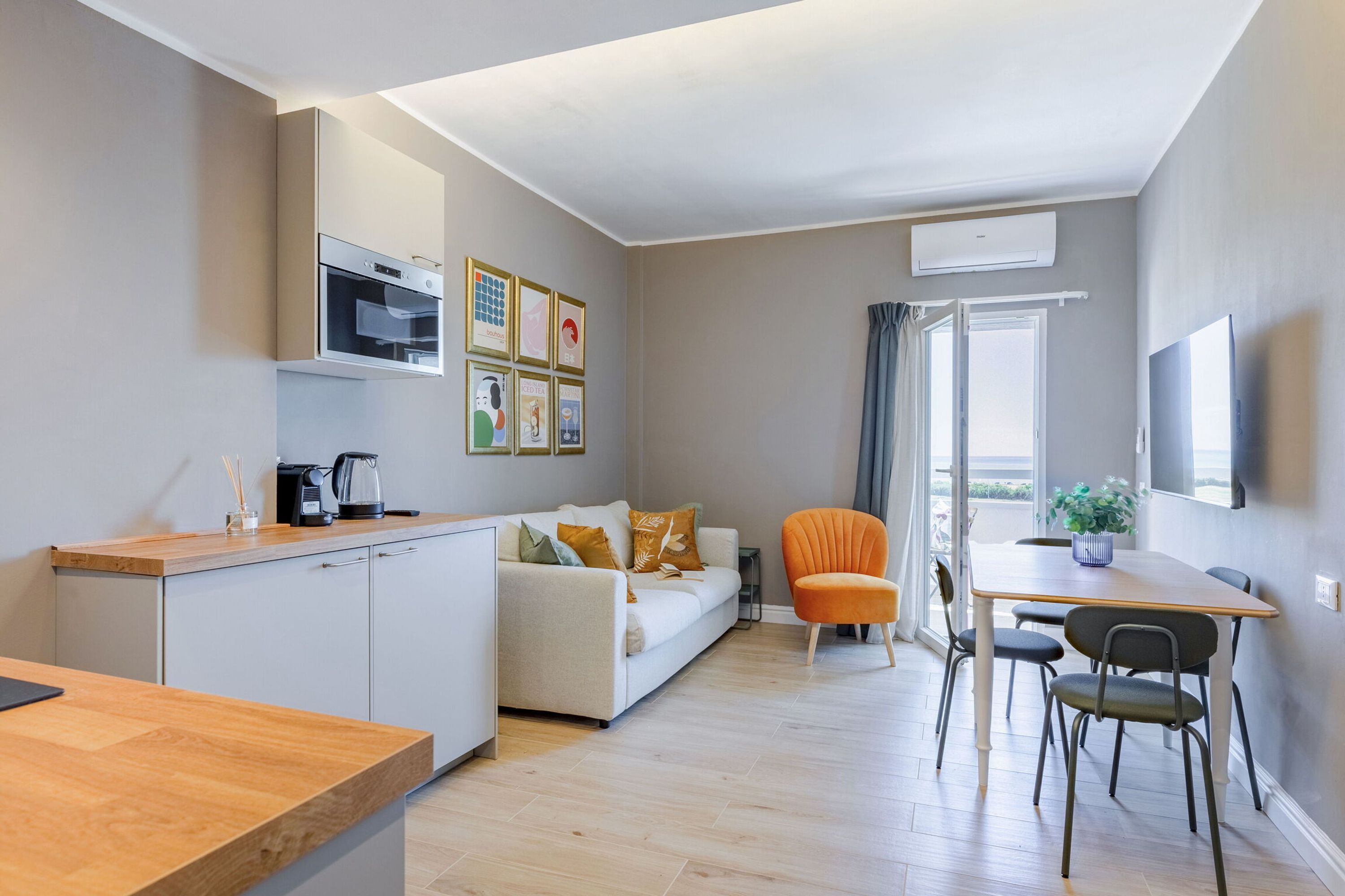 1 bedroom, free cots/infant beds