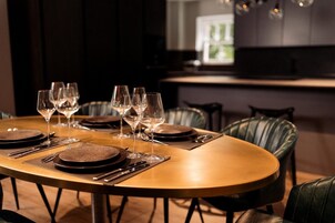 奢华公寓, 露台, 花园景观 | 熨斗/熨衣板、免费 WiFi、床单