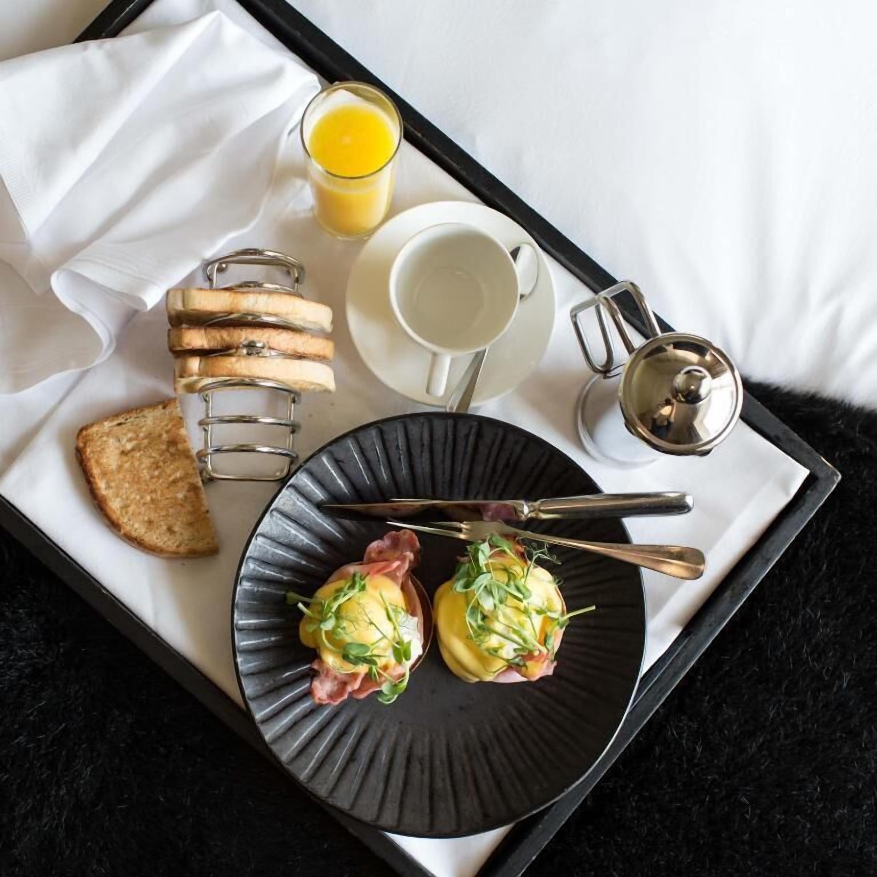 Tabla de planchar con plancha, wifi gratis, ropa de cama