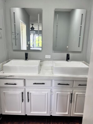 Shower, towels, soap, toilet paper - Seaside Serenity:Beach condo, Ocho Rios
Cozy beach condo w/access to the beach (Ocho Rios)