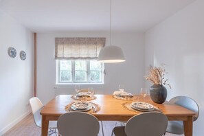 Dining - reetgedecktes Ferienhaus mit Kachelofen (Tetenbüll)