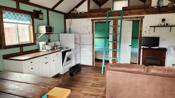 Basic-Ferienhaus, Blick auf den Innenhof | Wohnbereich