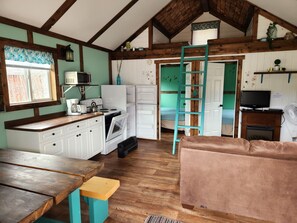 Småhus – basic, bakgårdsutsikt | Oppholdsområde | Flatskjerm-TV