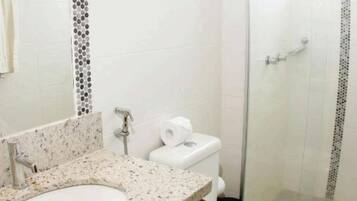 Chuveiro, bidê, toalhas de banho