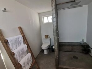 Shower, hair dryer, towels, soap - Bugambilias 203 - Private Room with parking and a big terrace only for you (Santa Lucía del Camino)