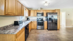 Coffee/tea maker, fridge, microwave, oven - Two lakefront homes on one property near Salt Springs with great porches & yard (Salt Springs)