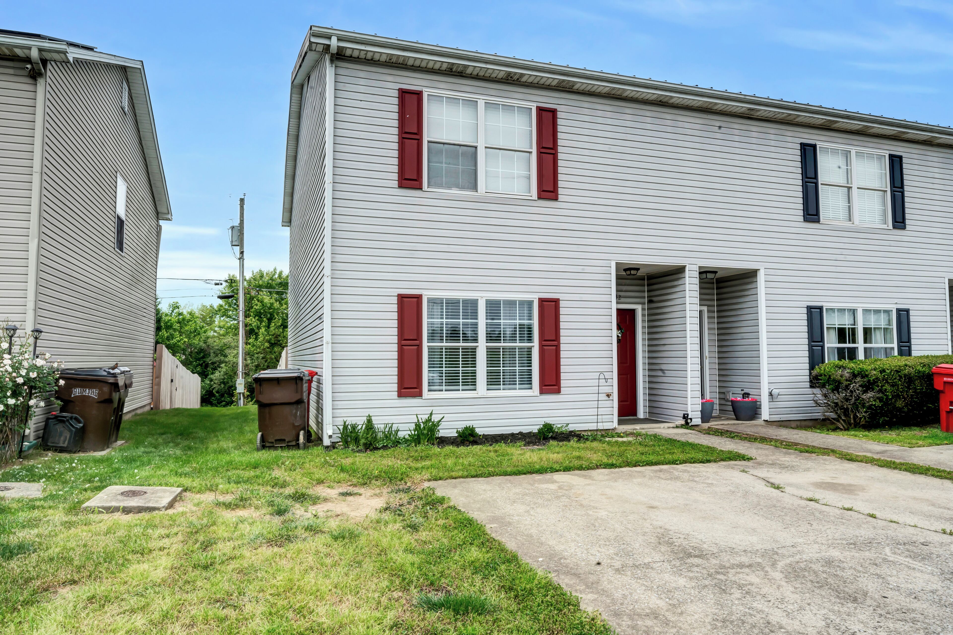 Lovely townhome convenient to everything in Central KY. Pet friendly!