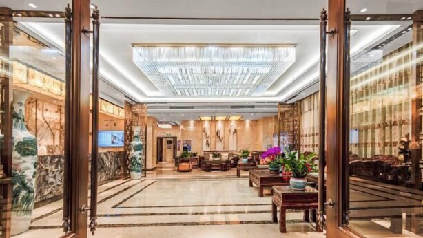 A spacious lobby with a high ceiling, a chandelier, and a reception desk. - Jinpin Feicui Hotel (Pingzhou Yuqijie Subway Station Branch Pingnan) (Foshan)