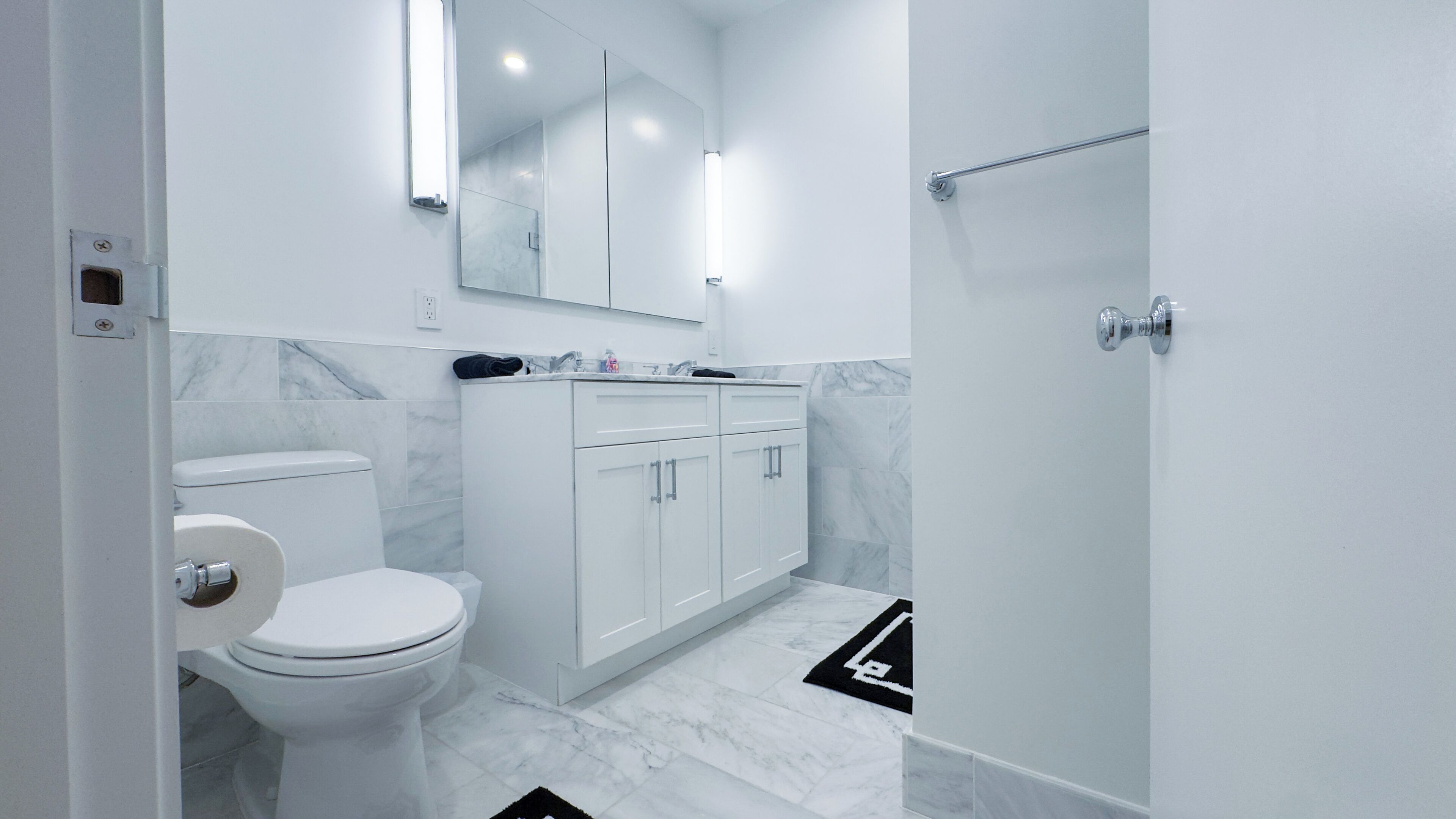 Regadera, secadora de cabello, toallas, jabón 