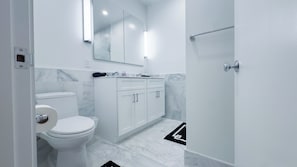 Douche, sèche-cheveux, serviettes fournies, savon