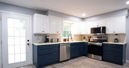 Modern Retreat on Six Acres - Sleeps 13