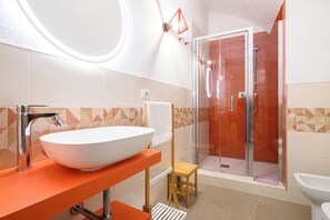Dusche, Haartrockner, Bidet, Handtücher