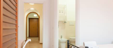 2 dormitorios, tabla de planchar con plancha, wifi gratis y ropa de cama