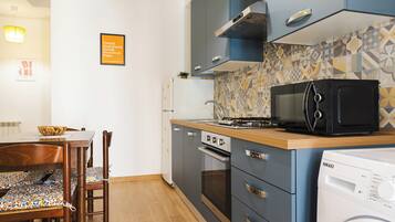 KĂŒhlschrank, Mikrowelle, Ofen, Herdplatte