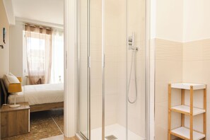 Dusche, Haartrockner, Bidet, Handtücher