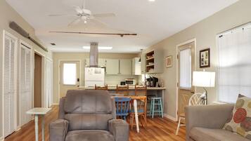 House, 1 Queen Bed with Sofa bed (Alfie's Place) | Living area