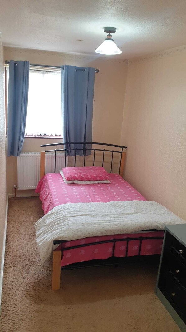 2 bedrooms, iron/ironing board, WiFi, bed sheets