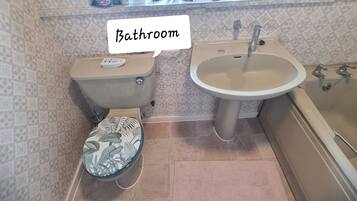 Sèche-cheveux, savon, shampoing, papier toilette