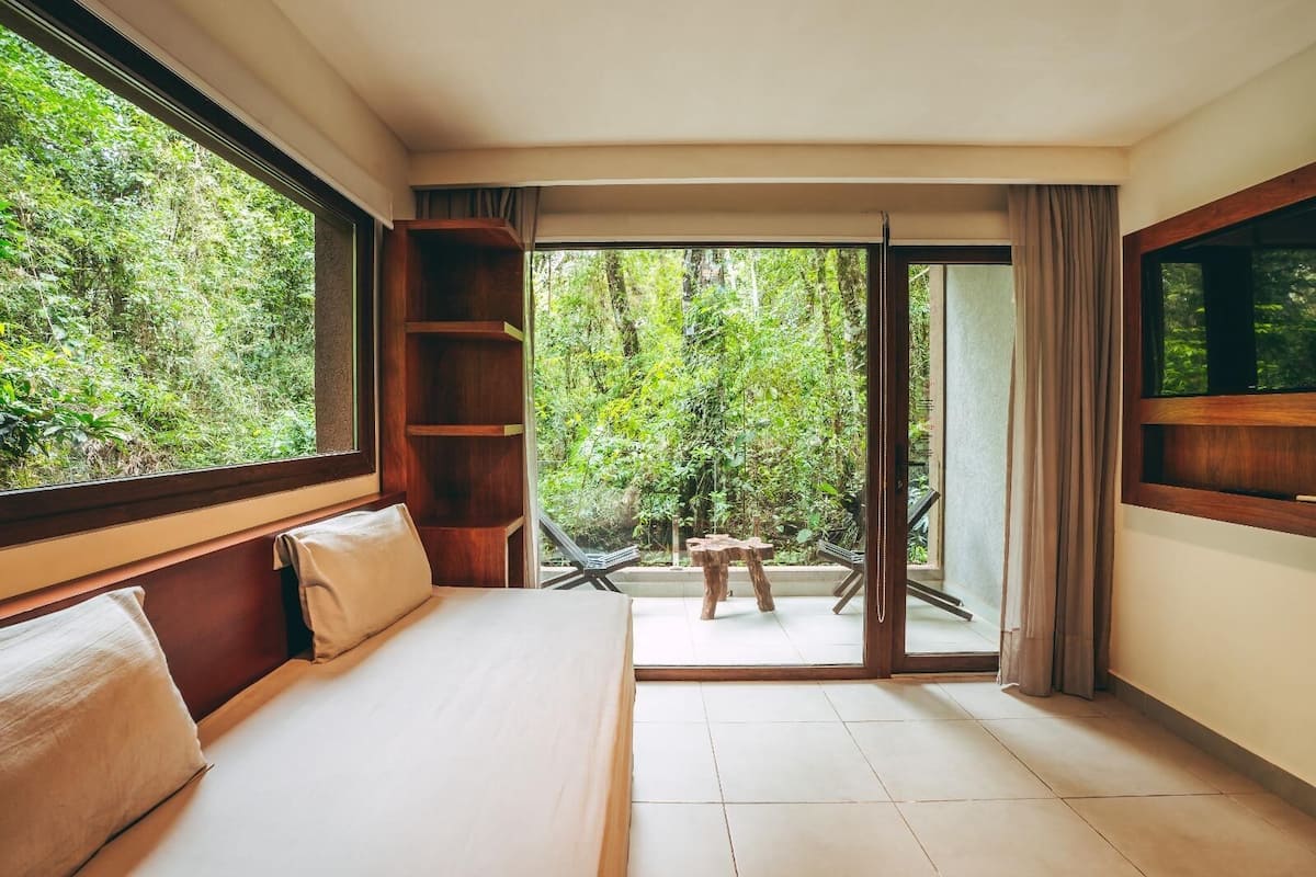 Minibar, WiFi (free), bed sheets