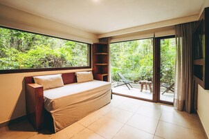 Minibar, free WiFi, bed sheets