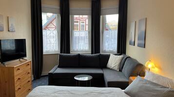 Royal Room, Non Smoking, Lake View | Hypo-allergenic bedding, blackout curtains, free WiFi, bed sheets