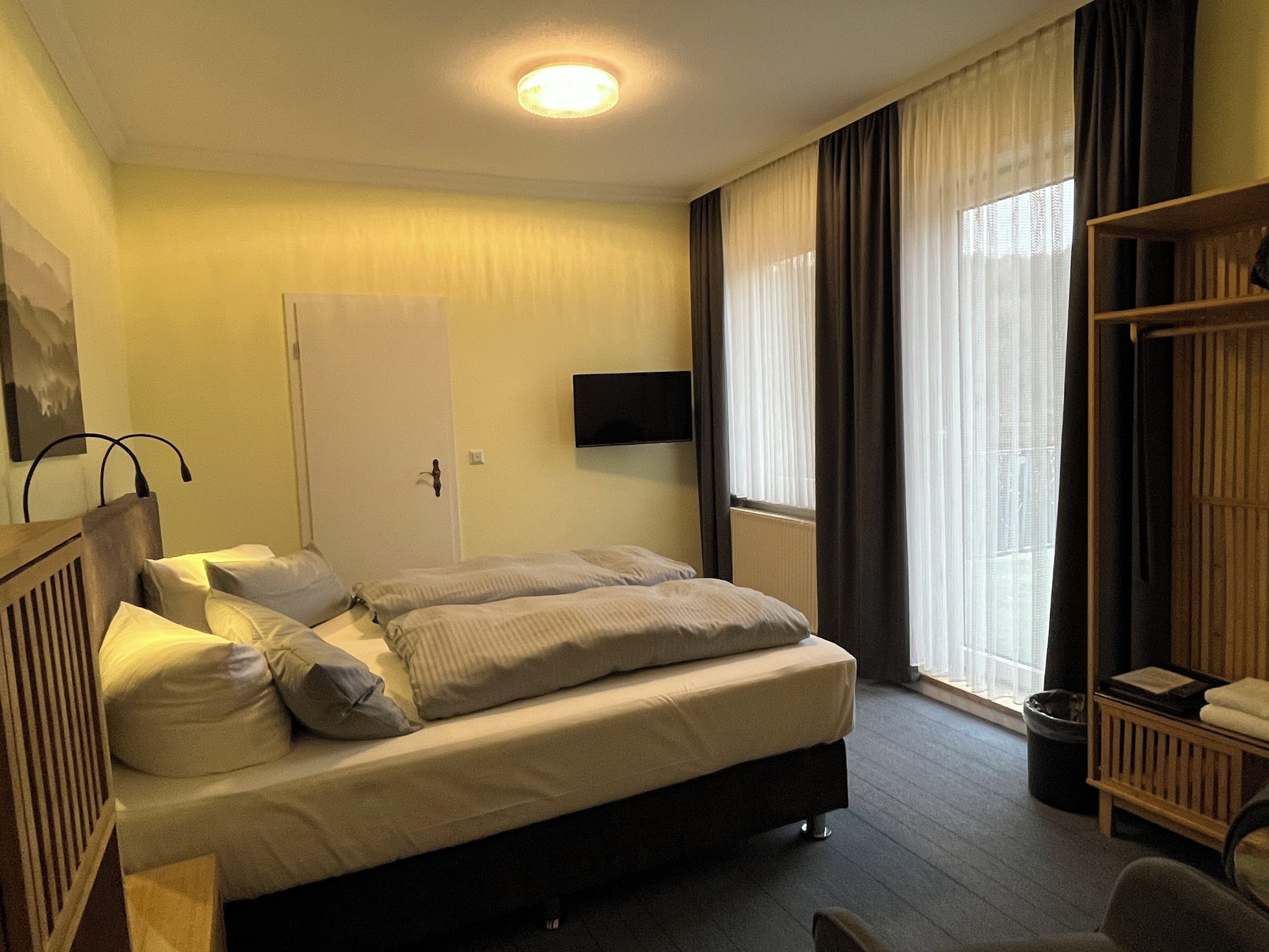 Hypo-allergenic bedding, blackout curtains, free WiFi, bed sheets