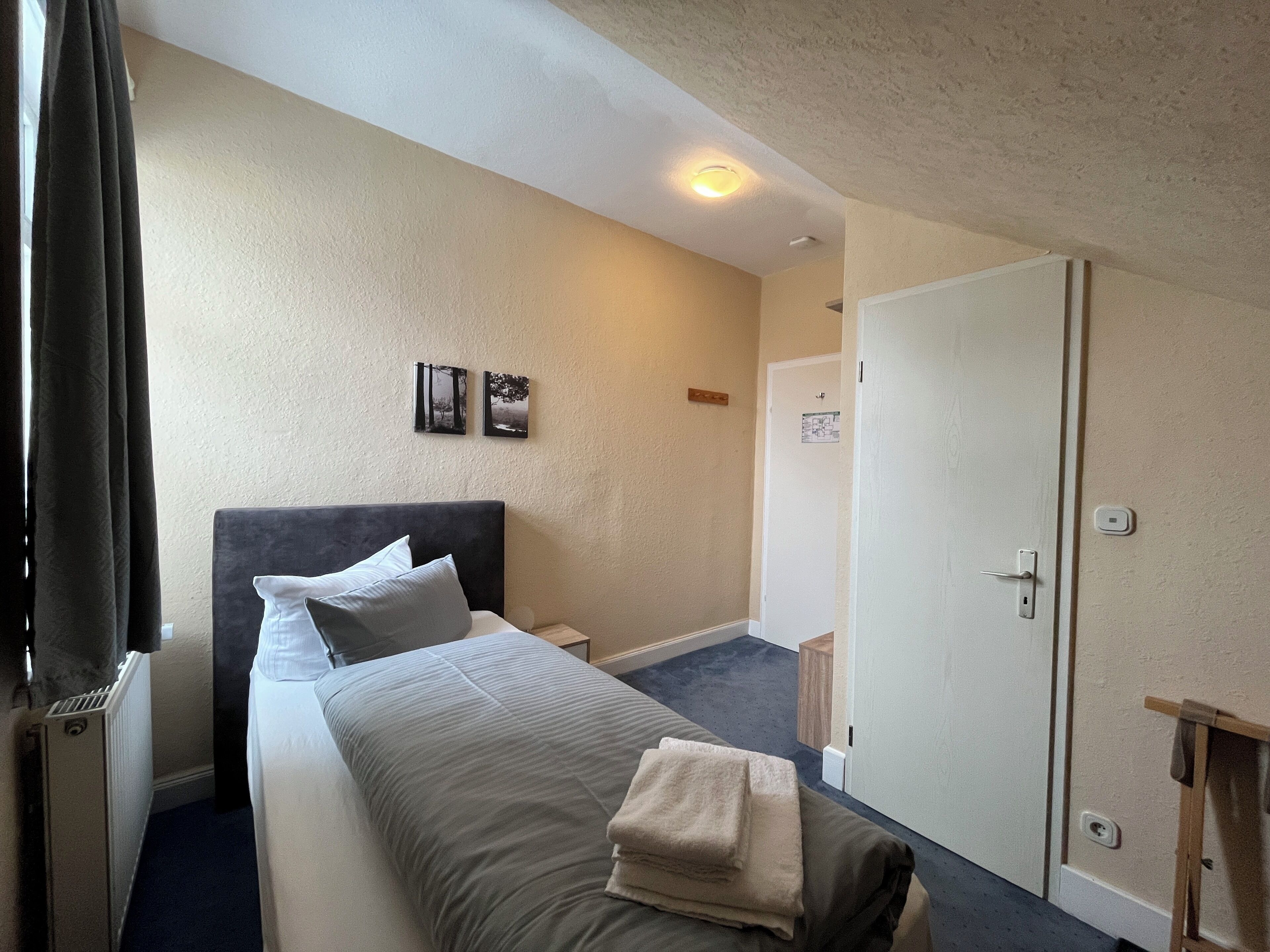Hypo-allergenic bedding, blackout curtains, free WiFi, bed sheets