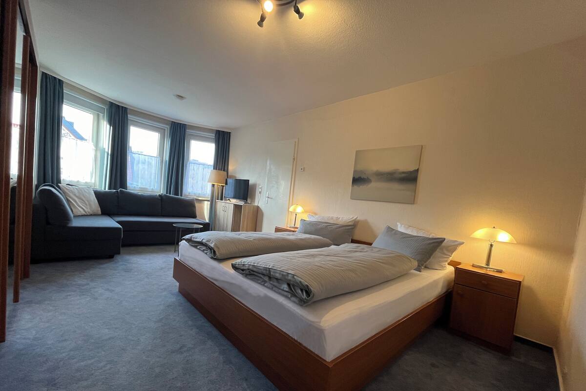 Familie suite, 2 slaapkamers, niet-roken, uitzicht op meer | Hypoallergeen beddengoed, verduisterende gordijnen, gratis wifi