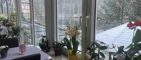 Free daily buffet breakfast