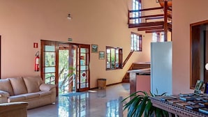 Un'ampia hall con un divano, una scalinata e un tavolo con libri.