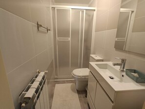 Apartamento, 4 quartos | Banheiro | Toalhas de banho 