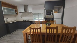 Departamento, 4 habitaciones | Cocina privada