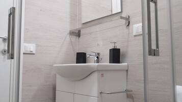 Dusche, Whirlpool, Haartrockner, HandtĂŒcher