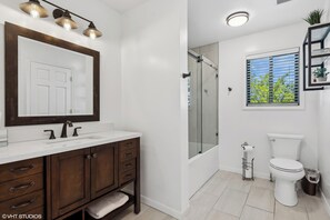 Asciugamani, sapone, shampoo, carta igienica