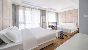 A modern hotel room with a large bed, a television, and a minibar. - Westcare Hotel (Century City New Convention and Exhibition Center Tianfu 3rd Street Store) (Chengdu)