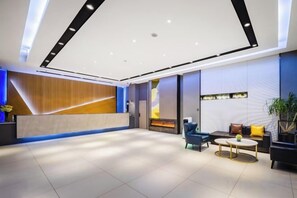 A modern hotel lobby with a reception desk, seating area, and a large window. - Homeinn Selected Hotel (Shenyang Army General Hospital South Tower Subway Station) (Shenyang)
