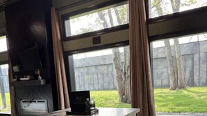 Een moderne keuken met een bar, grote ramen en uitzicht op de achtertuin.