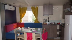 Frigorífico y placa de cocina