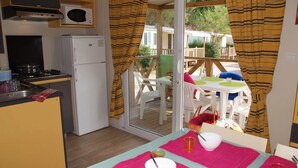 Eine kleine Küche mit Mikrowelle, Kühlschrank und Herd.
