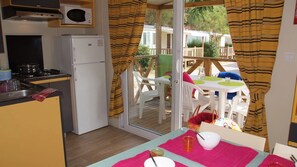 Kühlschrank, Mikrowelle, Herdplatte