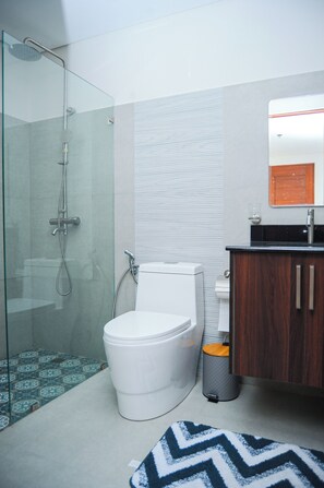 Studio | Badezimmer | Dusche, Regendusche, kostenlose Toilettenartikel, Bidet