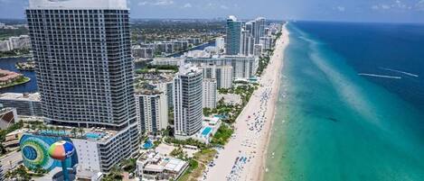 En la playa, camastros y toallas de playa
