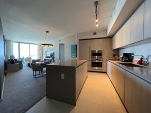 Fridge, microwave, oven, stovetop - Lyfe Residence Deluxe Experience: Exclusive Pool, Spa and Gym (Hollywood)