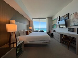 1 soveværelse, pengeskab på værelset, skrivebord, strygejern/strygebræt