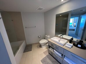 Hårtørrer, bidet, håndklæder, Sæbe