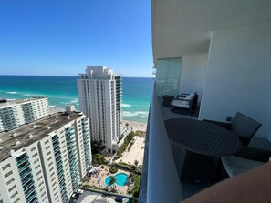 Property grounds - Lyfe Residence Deluxe Experience: Exclusive Pool, Spa and Gym (Hollywood)