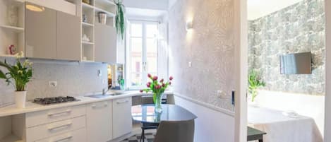 Oppvaskmaskin, kaffetrakter/tekoker, hurtigmikser og kaffekvern